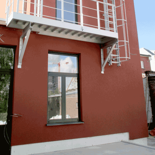 Drop-down ladder Drop-down sliding ladder counterbalanced with counterweights for a smooth opening.